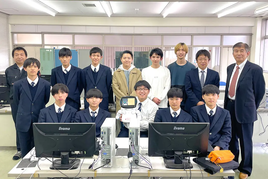 高大連携の取り組みとして、高校を訪問しAIコミュニケーションロボットを活用したプログラミングのアドバイス会を実施しました