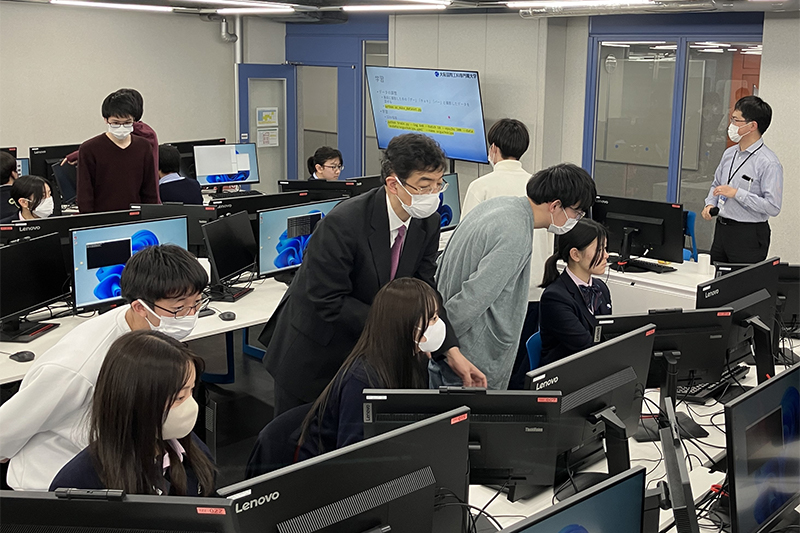大阪高等学校との高大連携の一環として、高校生に向け「AI（人工知能）」をテーマに実習講座を行った様子1